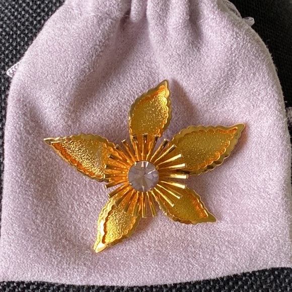 Vintage Polished Gold Tone Star Flower w Central Amethyst Purple Stone 3D PIN - Picture 2 of 14